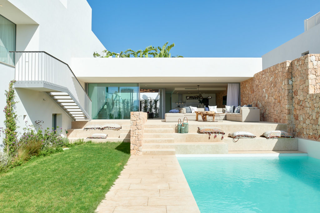 Luxe villa’s in Cala Comte dichtbij strand met zeezicht