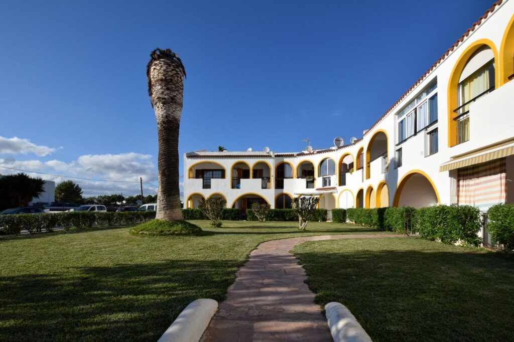 Mooi appartement met een slaapkamer aan zee te koop in Cala Martina